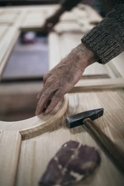 Primer Plano Del Viejo Maestro Carpintero Trabajando Carpintería Taller — Foto de Stock