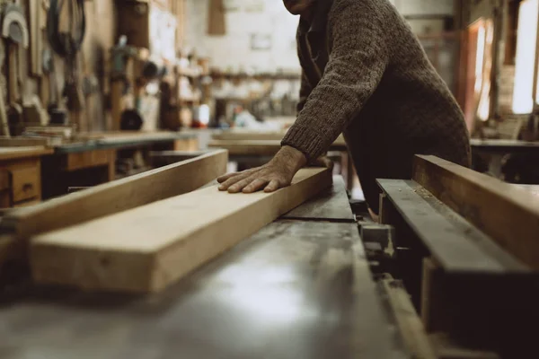 Primer Plano Del Viejo Maestro Carpintero Trabajando Carpintería Taller — Foto de Stock