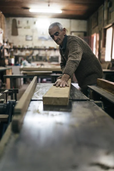 Nahaufnahme Eines Alten Tischlermeisters Bei Der Arbeit Seiner Holzverarbeitung Oder — Stockfoto