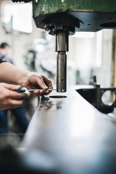 Metallurgie Schwerindustrie Fabrik Für Industrielle Produktionsmaschinen Nahaufnahme Bei Schwachem Licht — Stockfoto