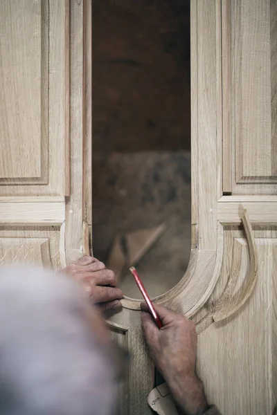 Close Tiro Velho Mestre Carpinteiro Trabalhando Sua Madeira Oficina Imagens De Bancos De Imagens