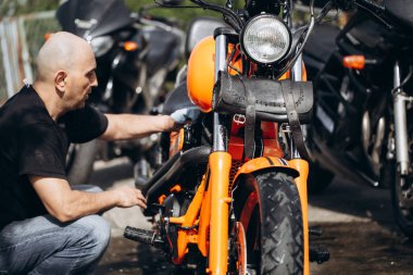 Temizleme ve yıkama onun motosiklet yetişkin ve tecrübeli motorcu