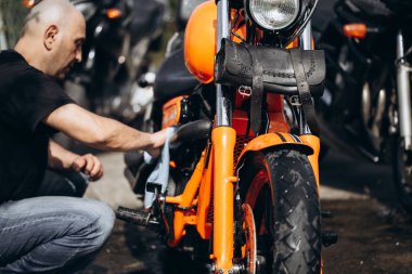 Temizleme ve yıkama onun motosiklet yetişkin ve tecrübeli motorcu