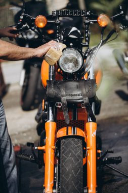 Temizleme ve yıkama onun motosiklet yetişkin ve tecrübeli motorcu