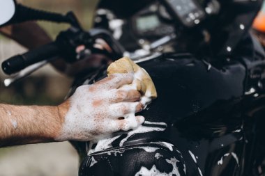 Temizleme ve yıkama onun motosiklet yetişkin ve tecrübeli motorcu
