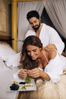 Güzel genç çift zevk ve muhteşem otel yatak odasında rahatlatıcı 