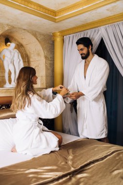 Güzel genç çift zevk ve muhteşem otel yatak odasında rahatlatıcı 