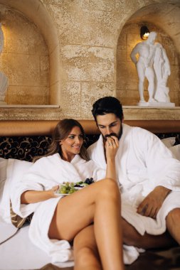 Güzel genç çift zevk ve muhteşem otel yatak odasında rahatlatıcı 