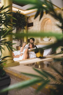 Güzel genç çift zevk ve Spa merkezinde rahatlatıcı