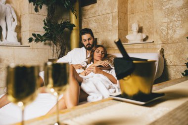 Güzel genç çift zevk ve Spa merkezinde rahatlatıcı