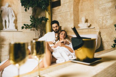 Güzel genç çift zevk ve Spa merkezinde rahatlatıcı