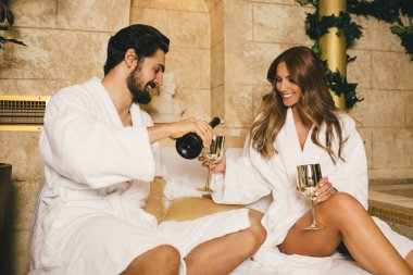 Güzel genç çift zevk ve Spa merkezinde rahatlatıcı