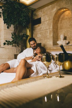 Güzel genç çift zevk ve Spa merkezinde rahatlatıcı