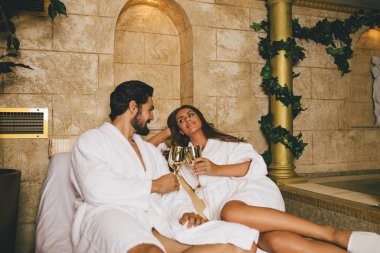Güzel genç çift zevk ve Spa merkezinde rahatlatıcı