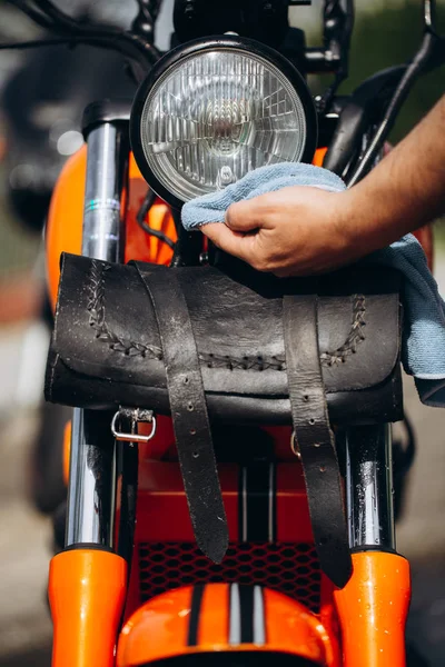 成人和经验丰富的车手清洗和洗涤他的摩托车 — 图库照片