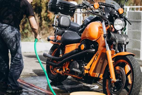 Dewasa Dan Berpengalaman Biker Membersihkan Dan Mencuci Sepeda Motornya — Stok Foto