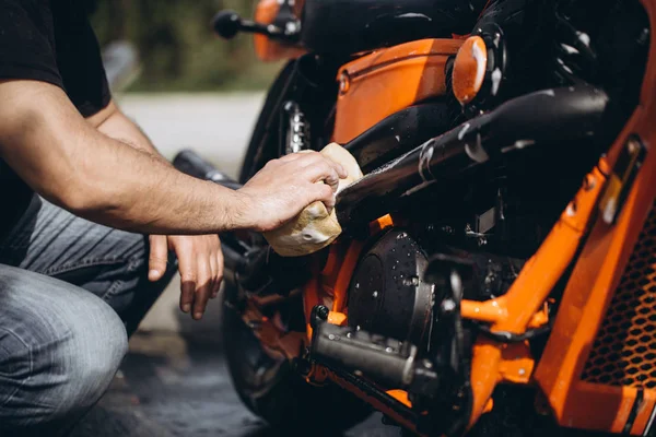 成人和经验丰富的车手清洗和洗涤他的摩托车 — 图库照片