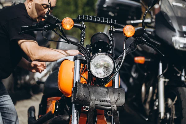 Temizleme ve yıkama onun motosiklet yetişkin ve tecrübeli motorcu