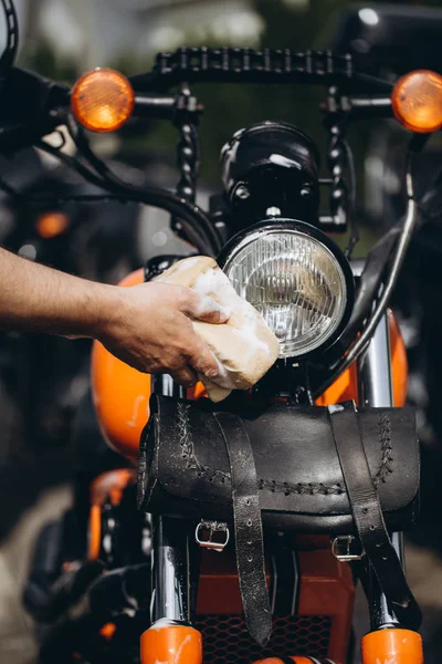 Adulto Experiente Motociclista Limpeza Lavagem Sua Moto — Fotografia de Stock