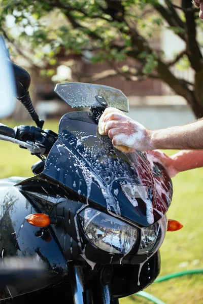 Dewasa Dan Berpengalaman Biker Membersihkan Dan Mencuci Sepeda Motornya — Stok Foto