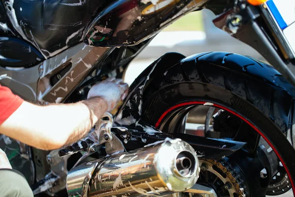 Felnőtt Tapasztalt Motoros Tisztítása Mosása Motorjával — Stock Fotó