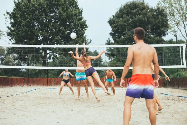 Groupe Jeunes Jouant Beach Volley Par Une Belle Journée Ensoleillée — Photo