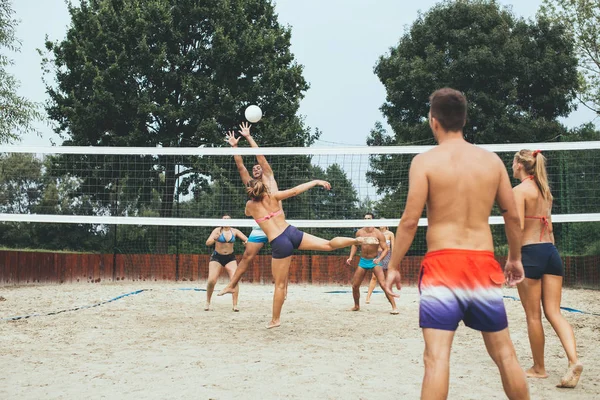 Jeunes Amis Jouant Beach Volley Par Une Belle Journée Ensoleillée — Photo