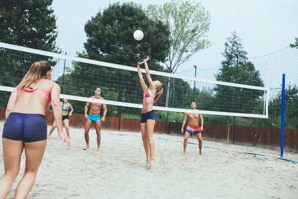 Jeunes Amis Jouant Beach Volley Par Une Belle Journée Ensoleillée — Photo