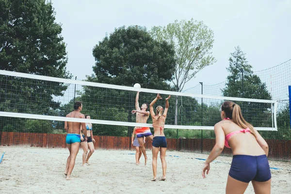Jóvenes Amigos Jugando Voleibol Playa Hermoso Día Soleado — Foto de Stock