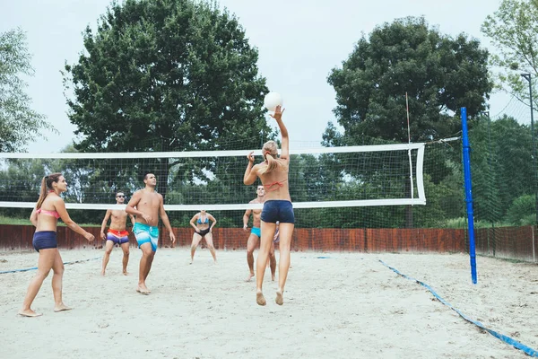 Jóvenes Amigos Jugando Voleibol Playa Hermoso Día Soleado — Foto de Stock