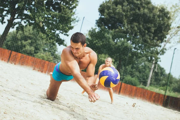 Junge Freunde Spielen Bei Schönem Sonnenschein Beachvolleyball — Stockfoto