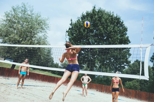 Grupo Jóvenes Jugando Voleibol Playa Hermoso Día Soleado — Foto de Stock