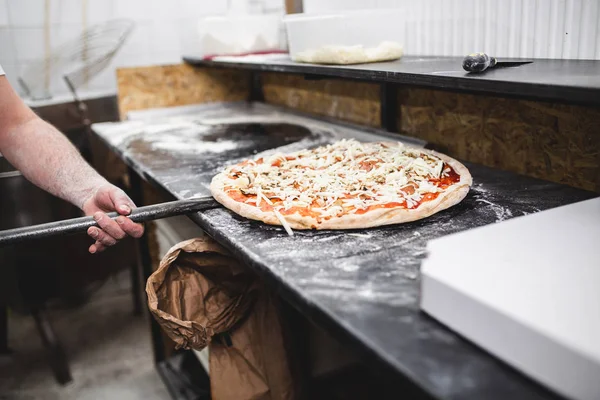 Крупный План Приготовления Приготовления Пиццы — стоковое фото