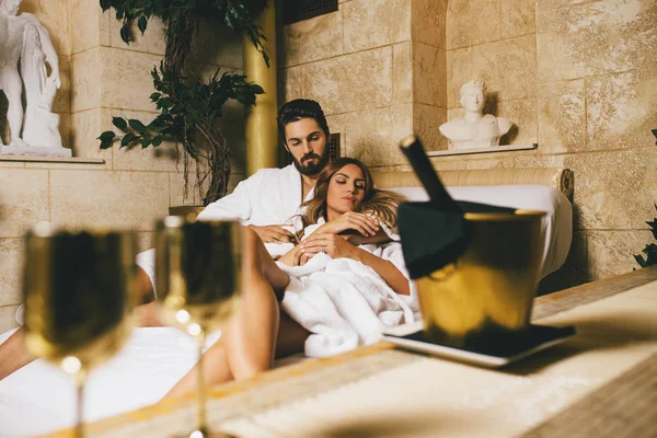 Güzel genç çift zevk ve Spa merkezinde rahatlatıcı