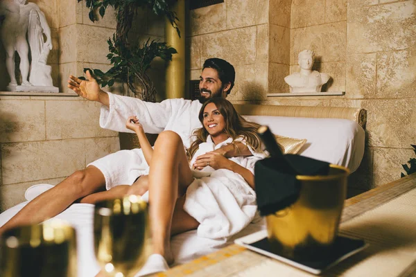 Güzel genç çift zevk ve Spa merkezinde rahatlatıcı