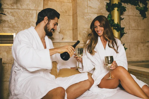 Güzel genç çift zevk ve Spa merkezinde rahatlatıcı