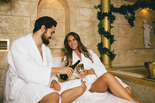 Güzel genç çift zevk ve Spa merkezinde rahatlatıcı