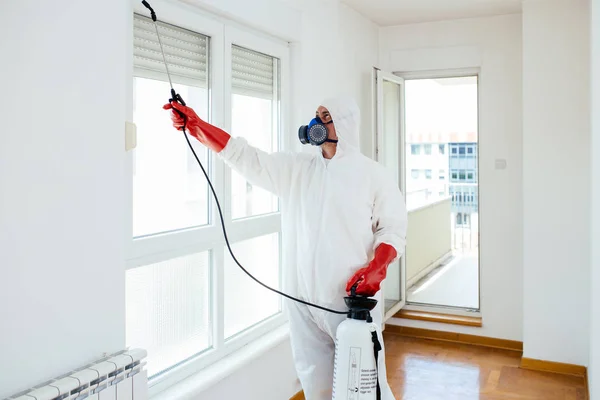 Sterminatore Usura Lavoro Spruzzando Pesticidi Insetticidi Con Spruzzatore — Foto Stock