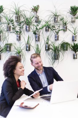 Modern ofiste birlikte çalışan çok özel iş adamı ve kadın.