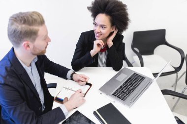 Modern ofiste birlikte çalışan çok özel iş adamı ve kadın.
