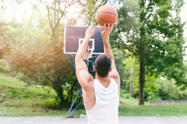 Pemuda Atletik Bermain Basket Taman Yang Indah Dikelilingi Dengan Pohon — Stok Foto