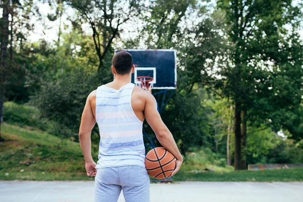 Pemuda Atletik Bermain Basket Taman Yang Indah Dikelilingi Dengan Pohon — Stok Foto