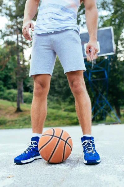 Joven Atlético Jugando Baloncesto Hermoso Parque Rodeado Árboles — Foto de Stock