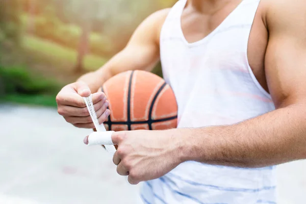 Pemuda Atletik Memperbaiki Cedera Lapangan Basket — Stok Foto
