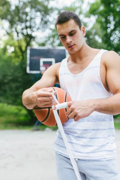 Pemuda Atletik Memperbaiki Cedera Lapangan Basket — Stok Foto