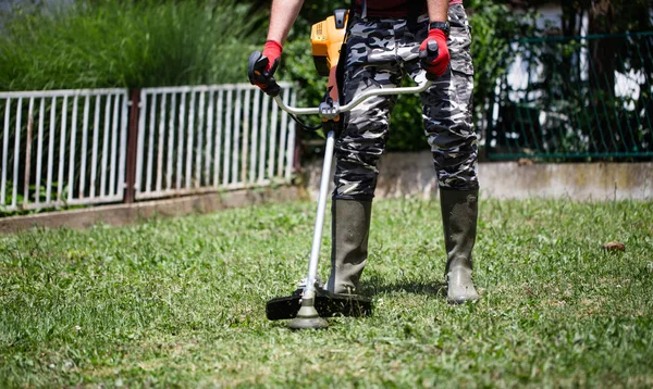Gardener Cutting Grass Lawn Mower — Stock Photo, Image