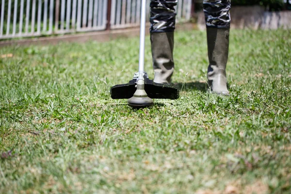 Gardener Cutting Grass Lawn Mower — Stock Photo, Image