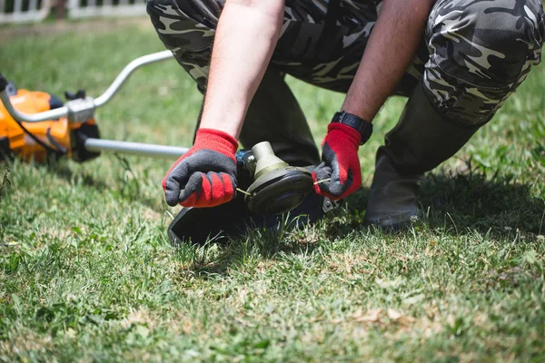 Tuinman Snijden Gras Door Grasmaaier — Stockfoto