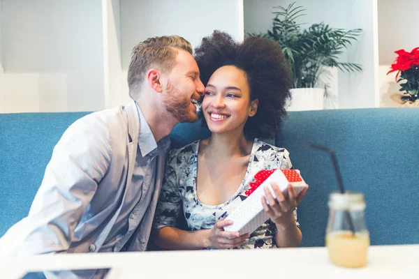 Casal Multirracial Atraente Sentado Bar Café Desfrutando Dia Dos Namorados — Fotografia de Stock