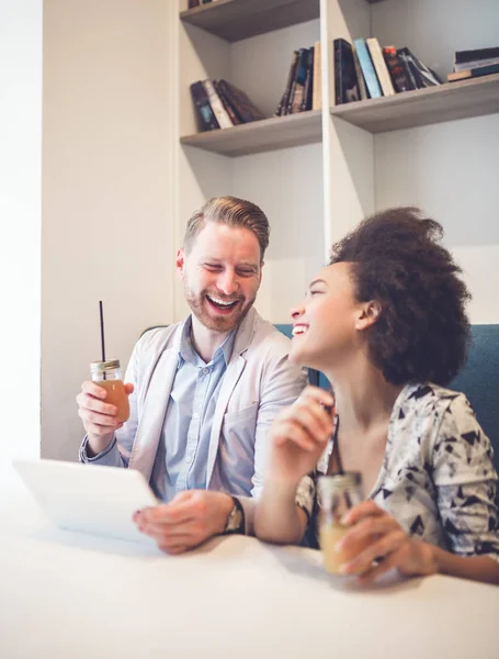 Attraktives Multiethnisches Paar Das Der Café Bar Sitzt Spricht Lächelt — Stockfoto